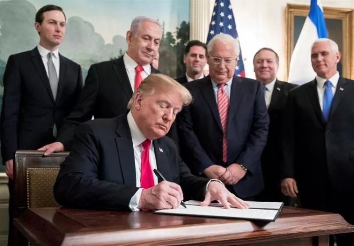 El presidente estadounidense, Donald trump (c), firma un decreto ante la mirada del primer ministro israelí, Benjamin Netanyahu (centro detrás), este lunes en la Casa Blanca, Washington (Estados Unidos). EFE