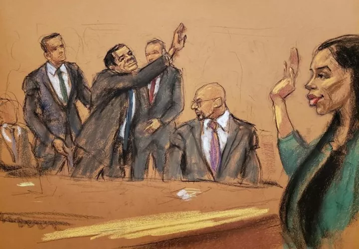 Reproducción fotográfica de un dibujo realizado por la artista Jane Rosenberg donde aparece el narcotraficante mexicano Joaquín &quot;el Chapo&quot; Guzmán (2-i). EFE/Archivo