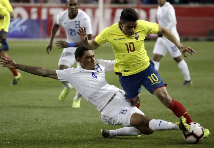 El ecuatoriano Angel Mena (10) trata de evadir la marca del hondureño Henry Figueroa durante el amistoso de anoche. Foto:EFE