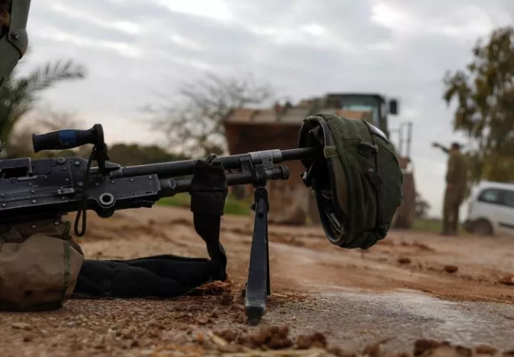 Soldados israelíes cortan una carretera junto a la frontera israelí con Gaza. EFE