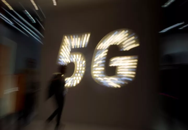 Un visitante en la XIX edición del Mobile World Congress (MWC), el salón de referencia de la tecnología móvil. EFE/Archivo