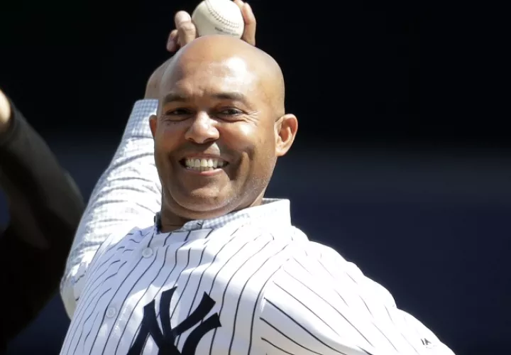 Mariano Rivera hace el lanzamiento inaugural en el Yankee Stadium./ EFE