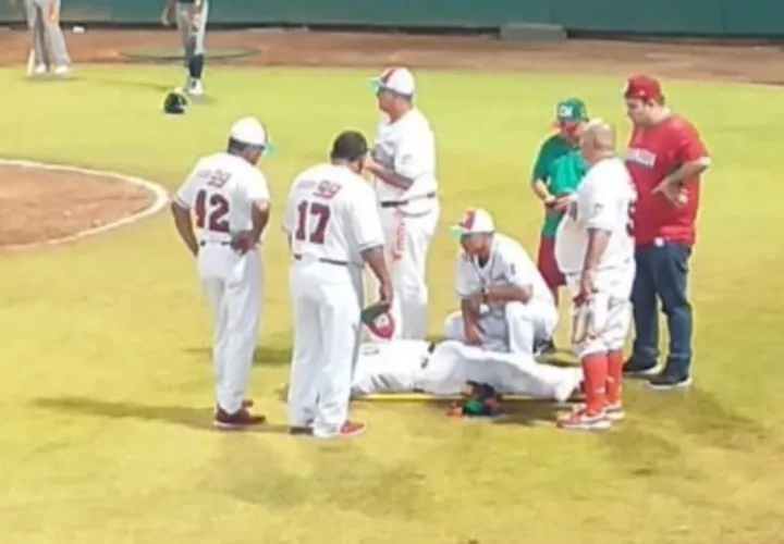 Momento en el que Carlos “Calicho” Ruiz recibe atención en el terreno de juegos del estadio Kenny Serracín. Foto: Mayra Madrid