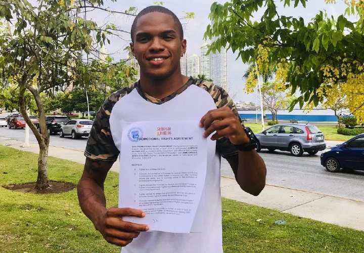 Arboleda muestra su contrato con la empresa Sampson Boxing. Foto: Cortesía