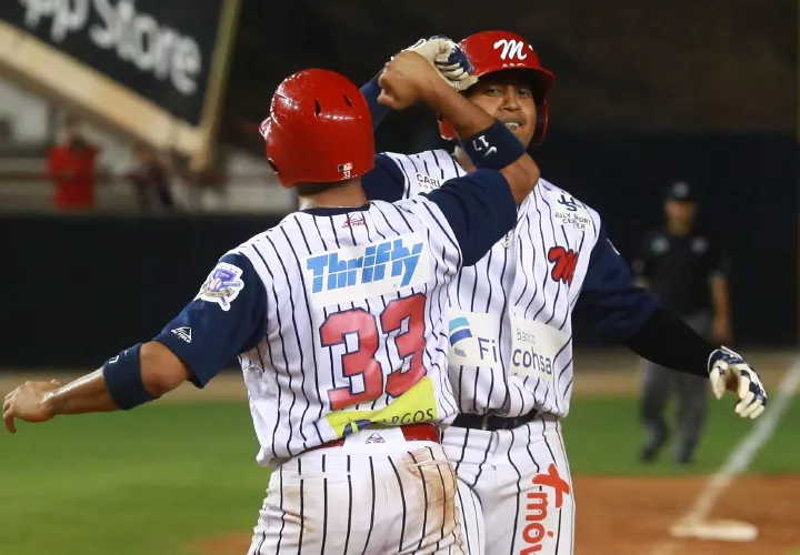 Jonathan Rivera (der.) sonó el doble remolcador de las dos carreras. Foto: Anayansi Gamez