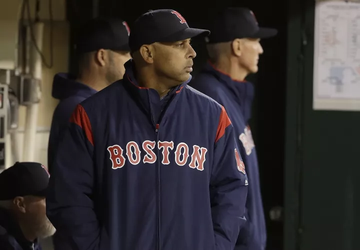 El puertorriqueño Alex Cora, técnico de los Medias Rojas, aseguró que harán ajustes y van a ser un mejor equipo. Foto: AP
