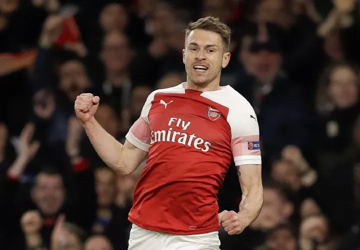 Aaron Ramsey, del Arsenal, celebra su anotación de ayer contra el Napoli, en el partido de ida de cuartos de final. Foto: AP