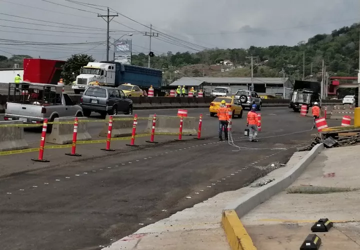Trabajadores todavía realizaban ayer tareas de señalización de la calzada y la limpieza de escombros entre otras labores. Eric A. Montenegro