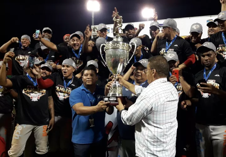 Jugadores del equipo de Panamá Metro reciben su trofeo de campeones en el estadio Kenny Serracín de David. Foto: Mayra Madrid
