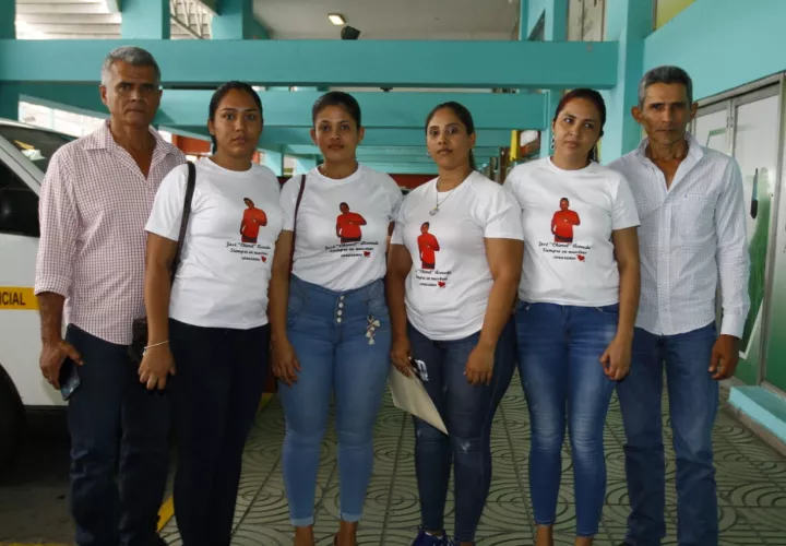 Los familiares, quienes claman justicia, llegaron hasta el Sistema Penal Acusatorio en Plaza Ágora con suéteres, blancos y la fotografía de “Chimol”. Foto: Edwards Santos 
