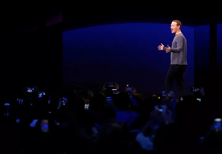 Zuckerberg explicando el nuevo diseño que cuenta la red social Facebook.