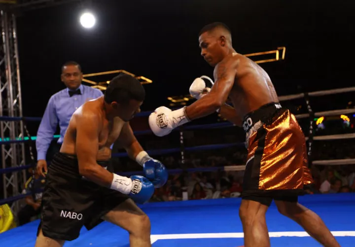 Ricardo “El Científico” Núñez (der.) no tuvo problemas para superar al colombiano Eduardo Pacheco por la vía del nocaut a los 2:08 del primer round.