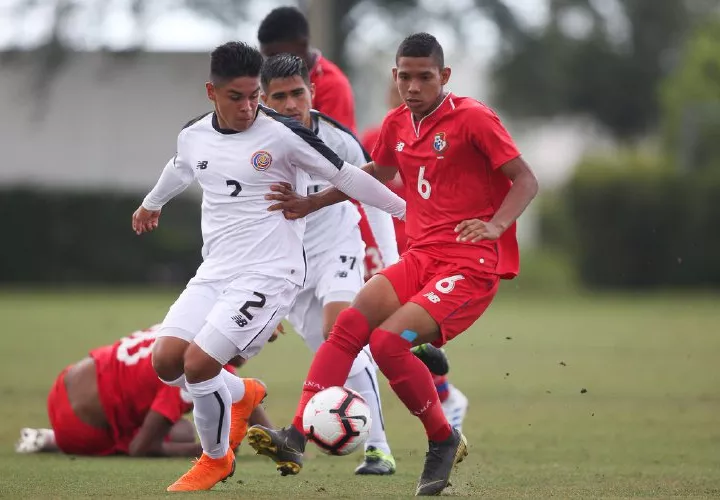El mediocampista panameño Edilson Carrasquilla (6) lucha por el balón ante la marca del costarricense Joshua Gómez. Foto:Fepafut