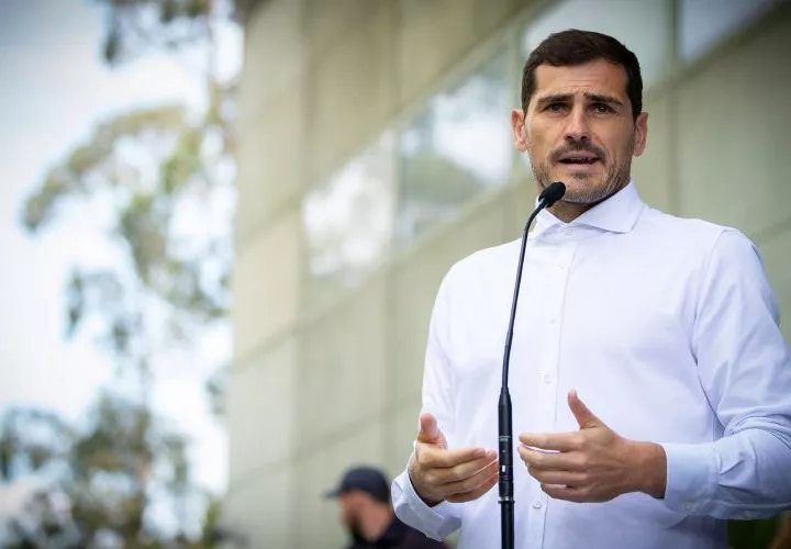 El médico del Porto, Nelson Puga, dijo que el futuro futbolístico de Casillas dependía de varios factores, incluida la voluntad del arquero de seguir jugando.