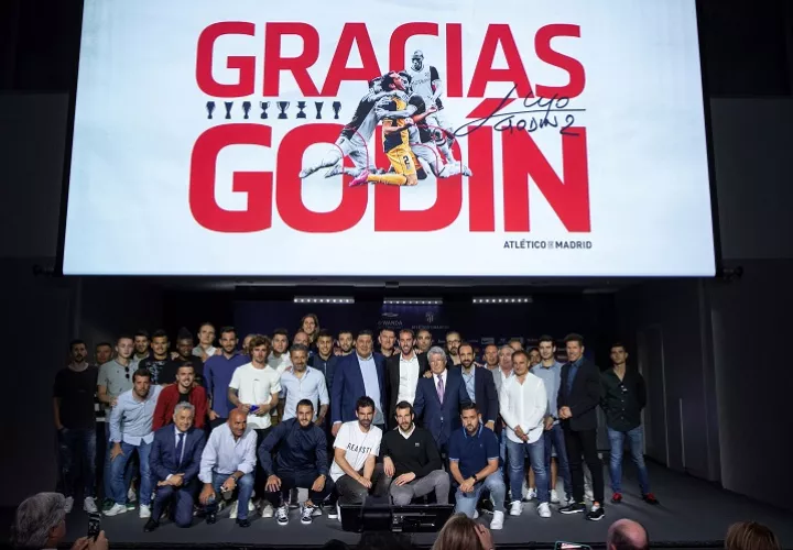 El defensa uruguayo del Atlético de Madrid Diego Godín (c) posa junto a sus compañeros y miembros del cuerpo técnico durante una rueda de prensa. Foto: EFE