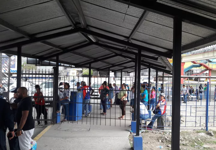 Hay personas que han dormido en el plantel para estar pendiente de lo que pase con el conteo. Foto: Jean Carlos Díaz