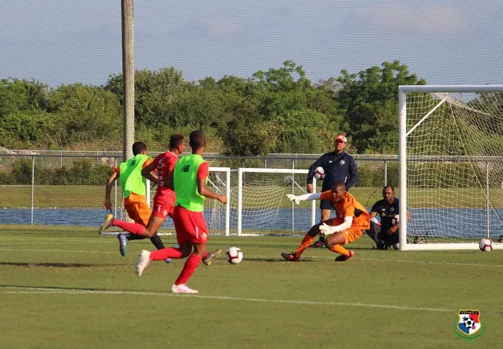 El equipo trabaja en sus planteamientos defensivos y ofensivos a ritmo de realidad de juego bajo las órdenes del técnico Gary Stempel. Foto: Fepafut