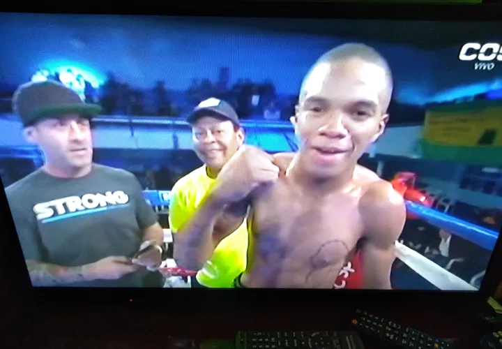 Jaime Arboleda levanta su mano luego del triunfo obtenido en Argentina. 