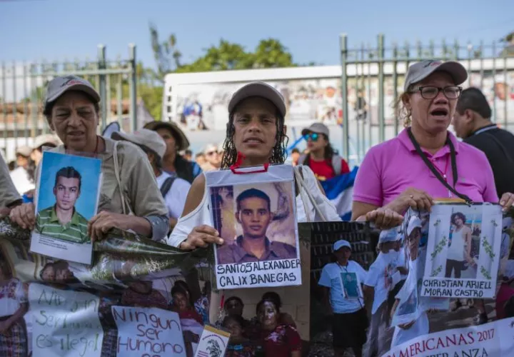 En la imagen, madres de centroamericanos desaparecidos muestran fotografías. EFEArchivo