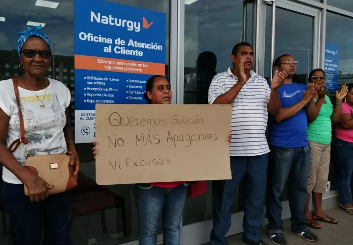 La protesta de pobladores de Loma de Mastranto por los frecuentes apagones se efectuó en horas de la mañana de ayer. Eric A. Montenegro