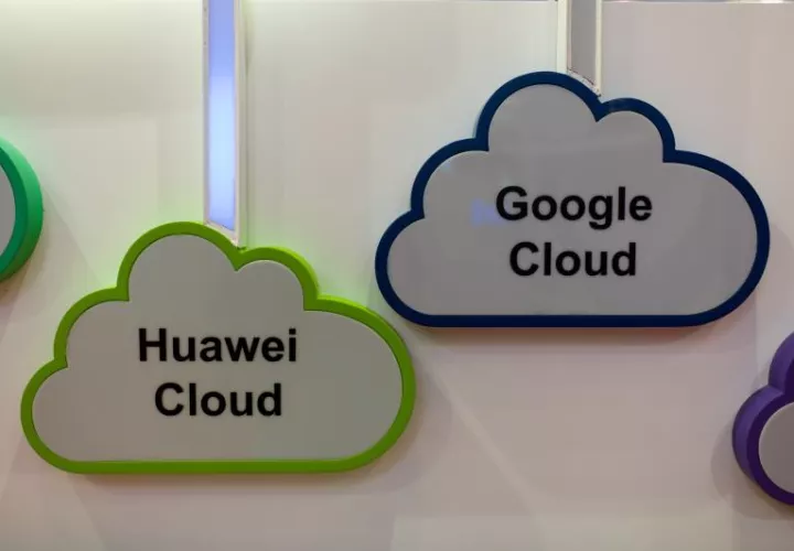 los logos de Huawei Cloud y Google Cloud exhibidos en la feria Cloud Expo Asia 2019 en Hong Kong (China) este miércoles. EFE