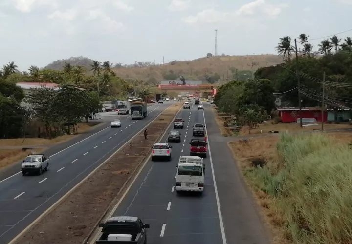 Vía Interamericana en el distrito de Chame, la cual será ensanchada para la construcción del corredor de playa fase I. Eric A. Montenegro