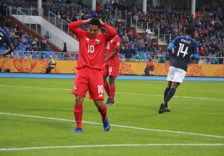 Ángel Orelién se lamenta tras desperdiciar una ocasión de gol. Foto:Fepafut