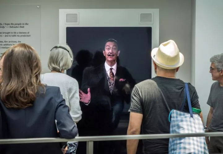 Grupos de personas visitan la exposición "Dali vive", en The Dali museum, en St. Petersburg, Florida (EE.UU.). EFE