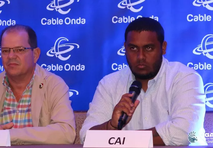 Francisco Perlo, director técnico del CAI, junto a Manuel Arias, presidente de la Federación Panameña de Fútbol (Fepafut). Foto:LPF