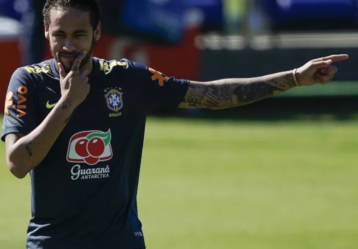 Neymar en el entrenamiento de hoy con la selección brasileña. / Foto AP