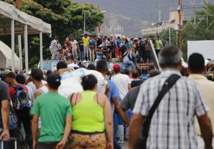 Cientos de venezolanos cruzan el Puente Internacional Simón Bolívar, que comunica al estado del Táchira con Cúcuta, para llegar hasta territorio colombiano. EFE/Archivo