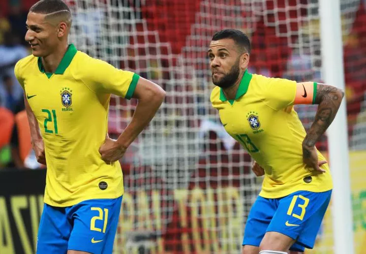 Richarlison (i) y Dani Alves (d) de Brasil celebran una anotación ante Honduras en el encuentro que sostuvieron ayer. Foto: EFE