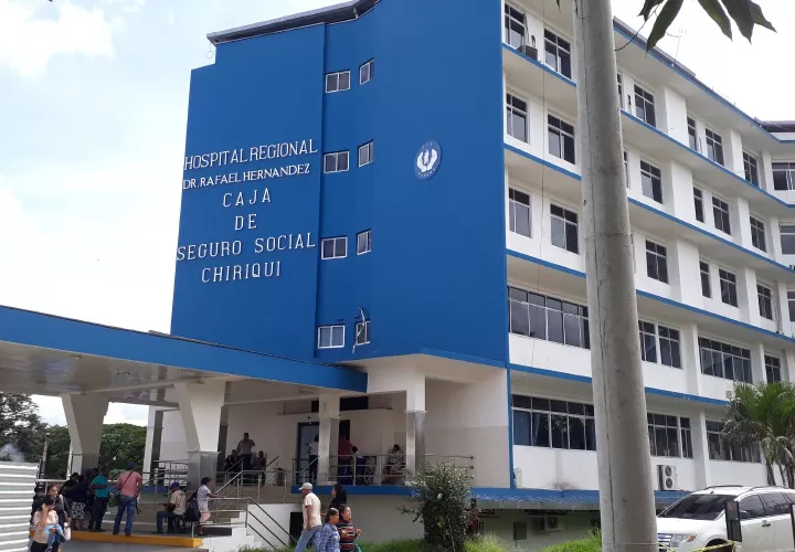 El deceso ocurrió el pasado domingo en el Hospital Rafael Hernández de David (izq); y foto en vida de María Pitty. José Vásquez