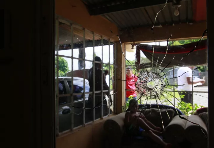 Ventana rota por la bala Foto: Edwards Santos