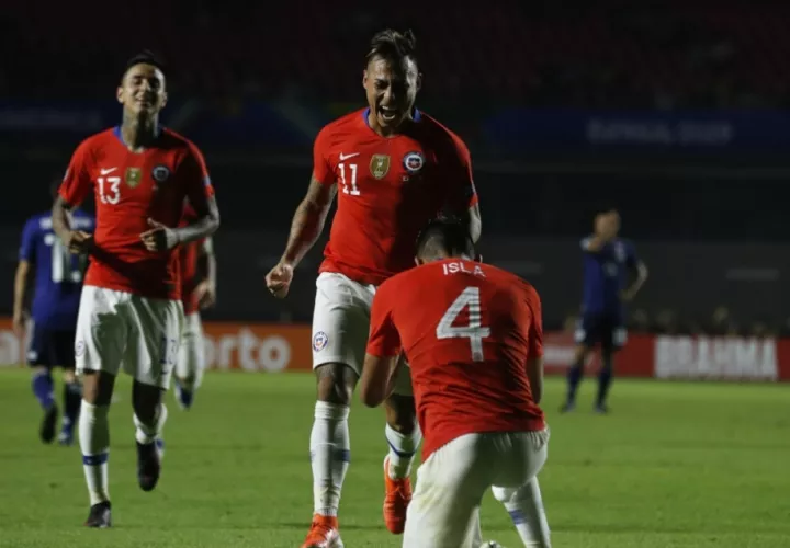 Los chilenos festejan una de sus anotaciones. /AP