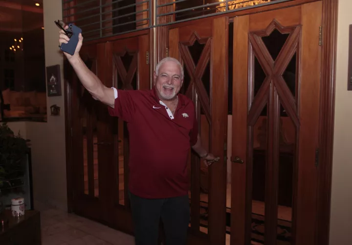 Martinelli dijo sentirse complacido por poder asar un Día del Padre con su familia y sus seres queridos, luego de estar un año en un encierro injusto. Foto: Victor Arosemena