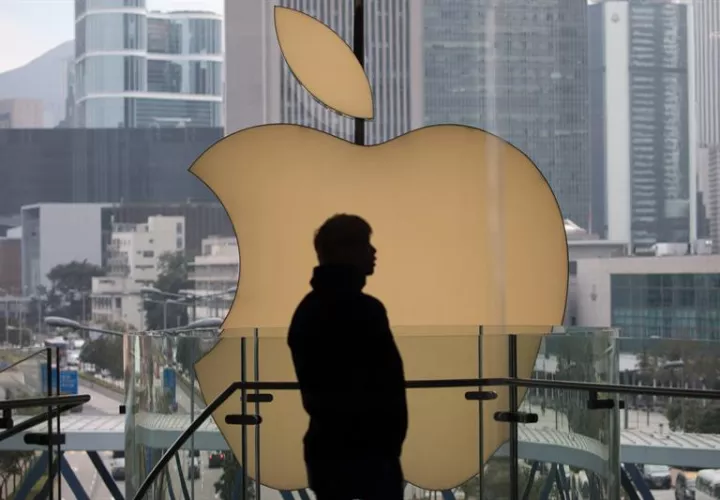 La firma Apple ha pedido a sus proveedores que estudien la posibilidad de trasladar entre el 15 y el 30 % de su capacidad de producción desde China hasta países del sudeste asiático y México, informó hoy el diario Nikkei. EFE/Archivo