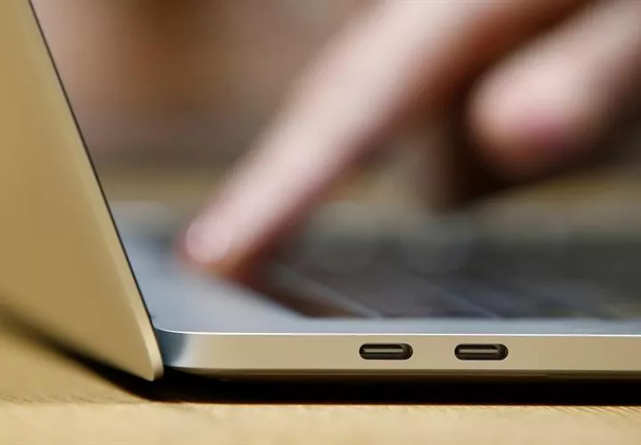 Para averiguar si un MacBook Pro forma parte de la serie afectada, el usuario debe elegir la opción Acerca de este Mac en el menú de Apple en la esquina superior izquierda de la pantalla y comprobar si el texto que aparece dice MacBook Pro. EFEArchivo