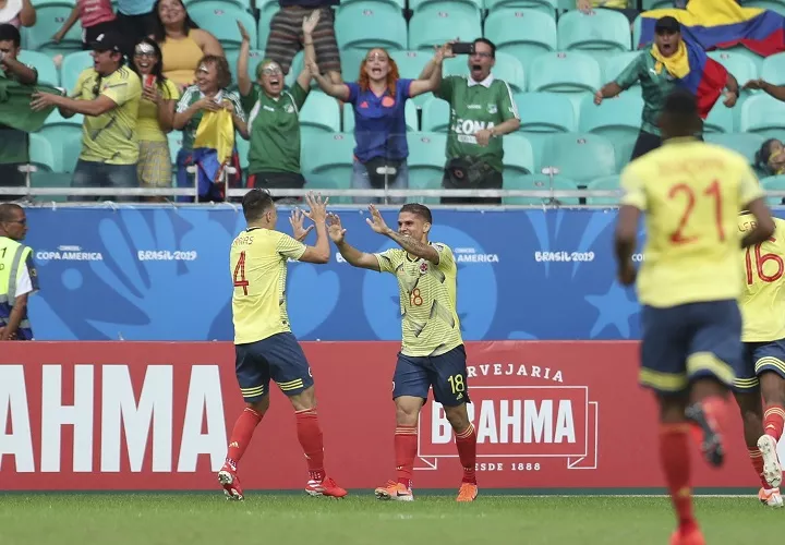 Gustavo Cuellar (centro) celebra su gol ante Paraguay. Foto: AP