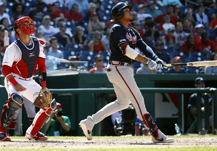 Johan Camargo dispara su cuadrangular. Foto: AP