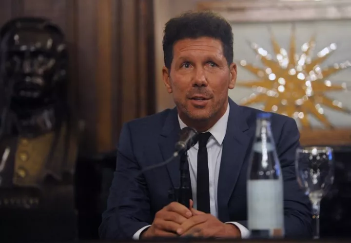 El entrenador del Atlético de Madrid Diego Simeone habla luego de recibir un reconocimiento este miércoles en Buenos Aires. Foto: EFE