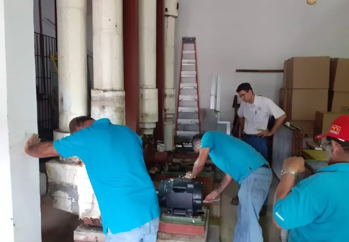 Personal de la CSS efectúa los trabajos de instalación de un nuevo motor, lo que se ha retrasado por los apagones eléctricos.  Eric A. Montenegro