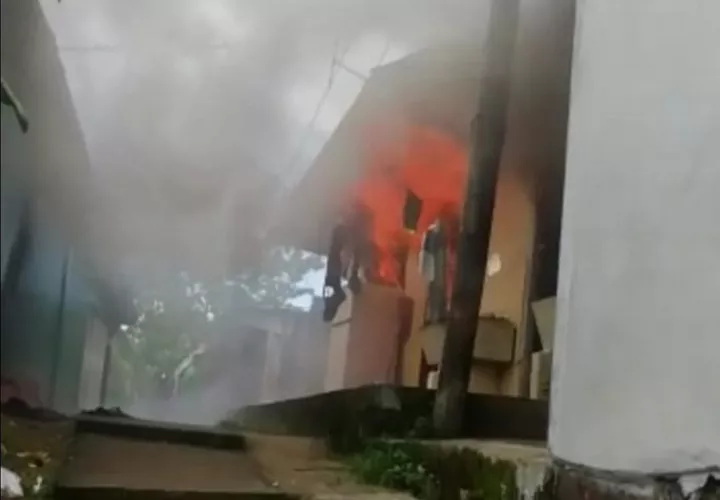 El fuego consumió gran parte de los enseres de los arrendatarios de los cuartos de alquiler. Foto: Eric Montenegro