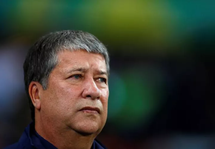 El entrenador de Ecuador, el colombiano Hernan Dario Gómez, durante el partido Uruguay-Ecuador. Foto:EFE