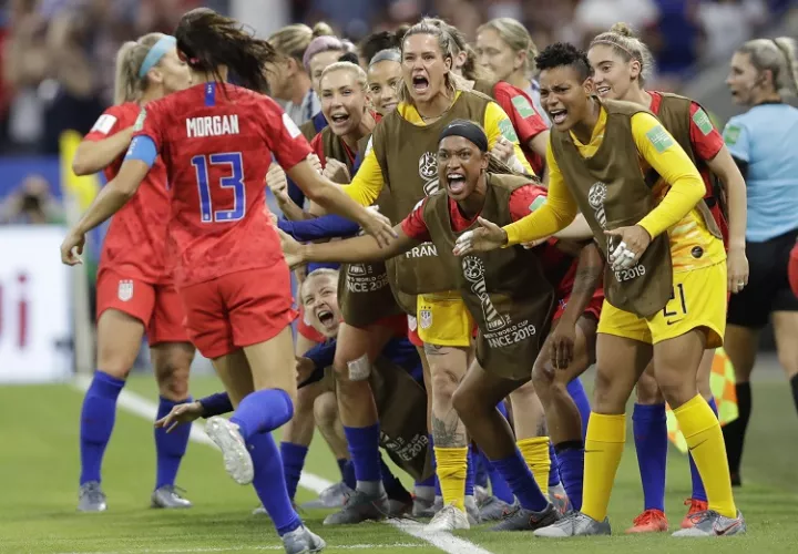 Alex Morgan celebra su gol con sus compañeras de equipo. Foto: AP