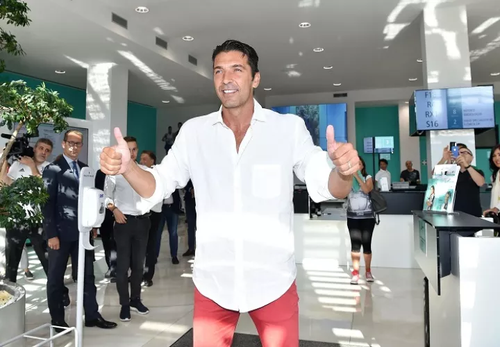 Momento en que el jugador italiano llega al examen médico en el Centro Médico Juventus en Turín. Foto: EFE