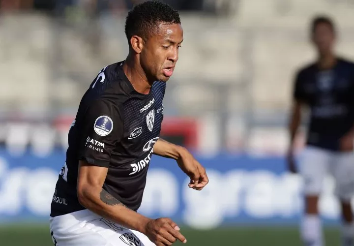 Gabriel Torres en acción durante el partido de ayer en Caracas. Foto: EFE
