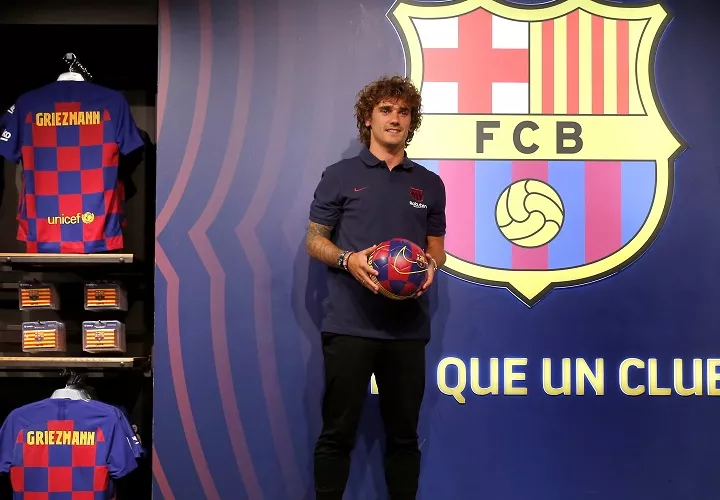 El delantero francés Antoine Griezmann, nuevo fichaje del Barcelona, posa durante una sesión fotográfica en la tienda del club en el Camp Nou. Foto: EFE