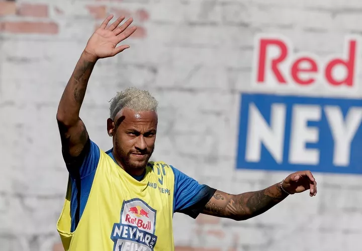 El futbolista brasileño Neymar participa en la final del torneo Red Bull Neymar Jr&#039;s Five. Foto: AP