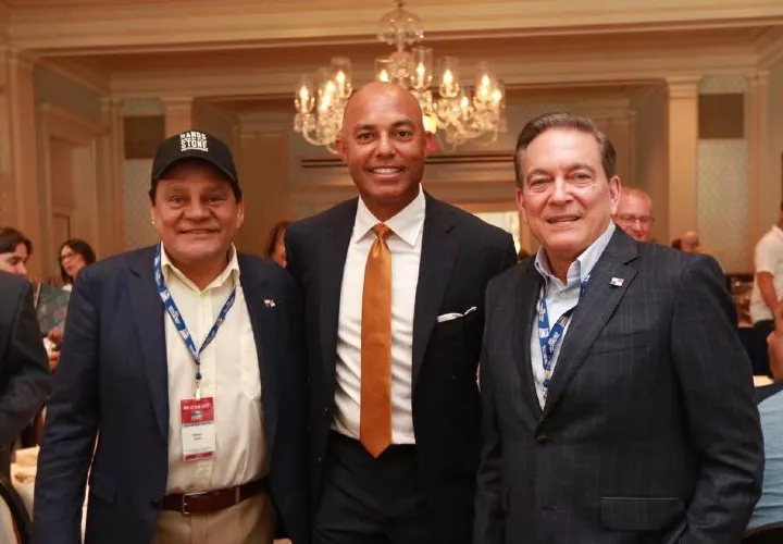 Mariano Rivera junto a Roberto Durán y el presidente Laurentino Cortizo.